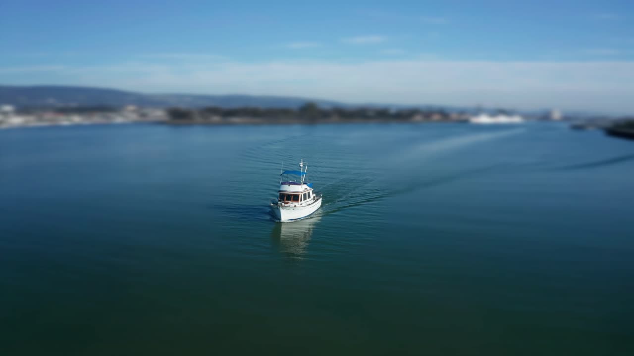 un efecto de lente en un barco navegando en la bahía