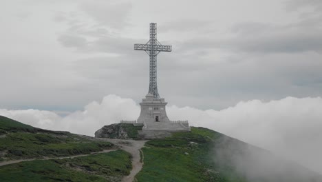 la cruz de los héroes es una estructura de hierro de 40 metros memorial de la primera guerra mundial