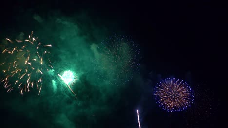 hermosa exhibición de trabajo de fuego colorido por la noche para la celebración en el festival