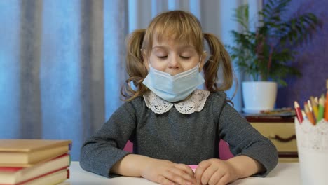 Niña-Preescolar-Aprendiendo-A-Distancia-En-Línea-En-Casa,-Linda-Estudiante-Estudiando,-Mirando-La-Cámara