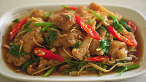 Gebratener-Fisch-Mit-Chinesischem-Sellerie---Asiatische-Küche