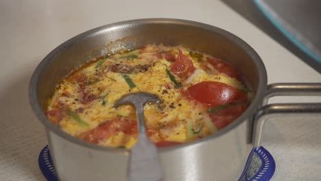 Cocinar-Sopa-De-Tomate.-órbita-Del-ángulo-De-La-Cámara