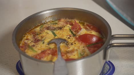 cocinando sopa de tomate. ángulo de órbita de la cámara