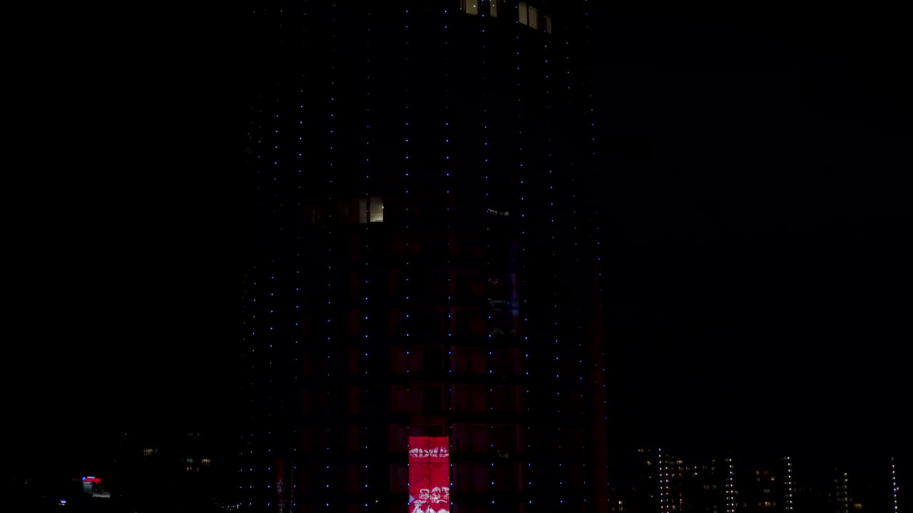 Vista notturna di un grattacielo con luci a LED