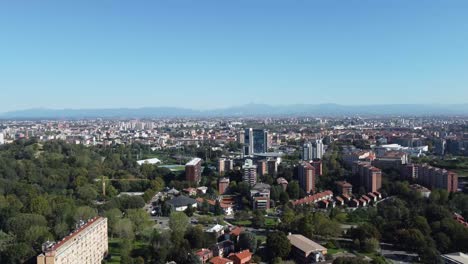 paisaje de la ciudad de milán techos y alpes en la lejanía, vista aérea