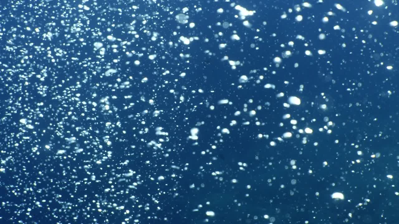 하늘과 표면에 가까운 수중 바다 풍경 태양 광선과 공기 거품 느리게 편안한 바다 배경