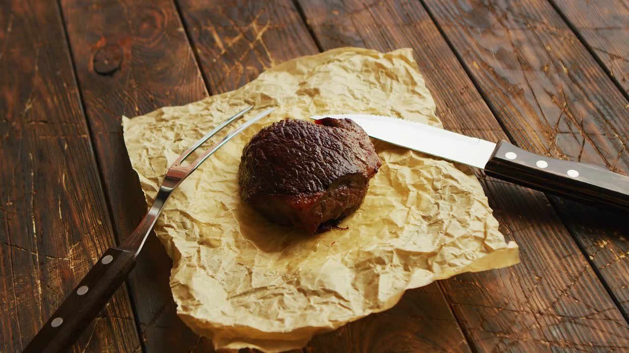 tenedor y cuchillo cerca de carne asada