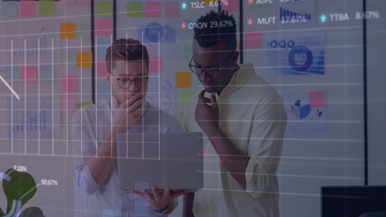 animación del procesamiento de datos sobre diversas personas de negocios que trabajan en la oficina