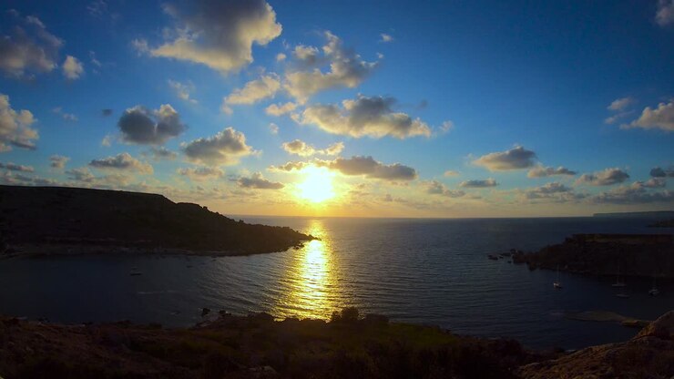 Belo pôr do sol dourado, paisagem do mar Mediterrâneo e céu azul claro com nuvens fofas, em timelapse.