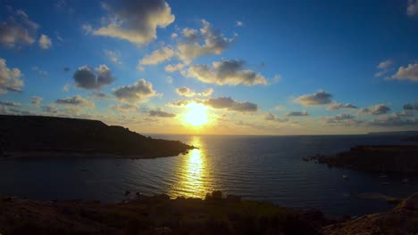 Wunderschöner-Goldener-Sonnenuntergang,-Mediterrane-Meereslandschaft-Und-Strahlend-Blauer-Himmel-Mit-Flauschigen-Wolken-Im-Zeitraffer