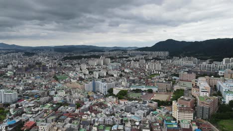 toma aérea de la ciudad de daejeon y la superpoblación en corea del sur