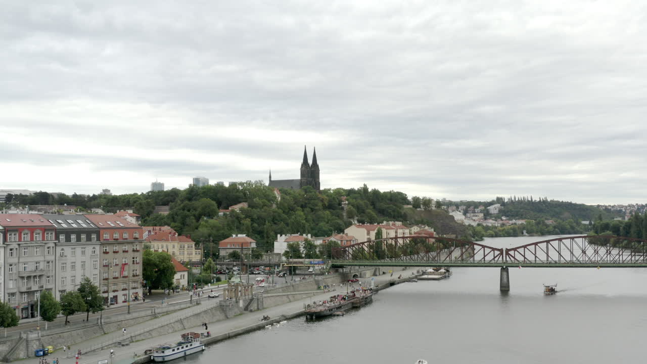 Ripresa aerea in accelerazione di un ponte sul fiume Moldava e del Castello di Vysehrad