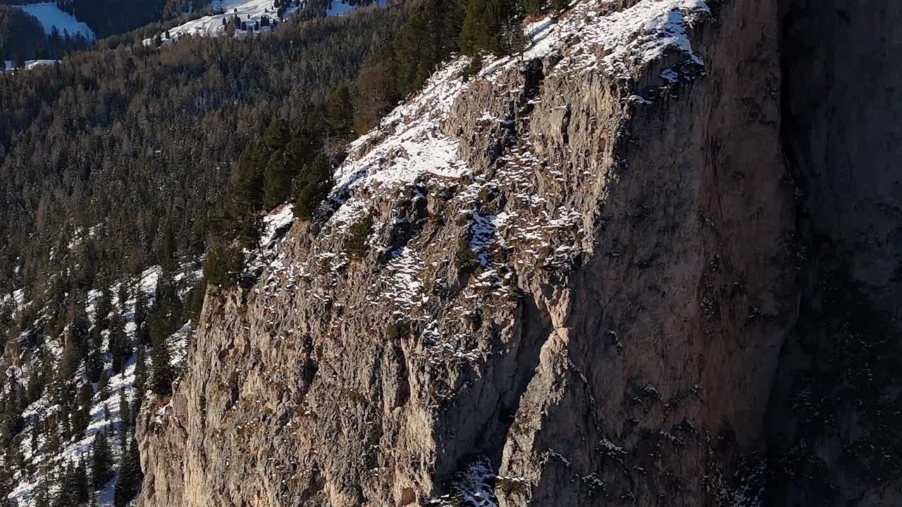 Näkymät kivikkoisille vuorille Italian Alpeilla talvella