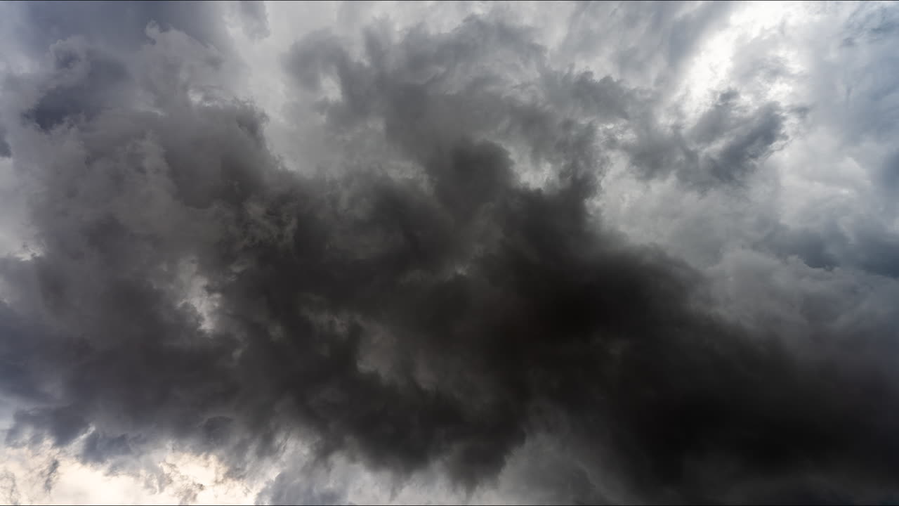 어고 폭풍우가 불어오는 구름