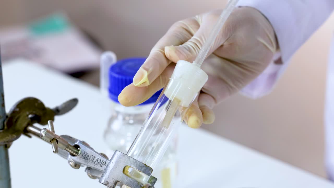 demostración de la reacción química con zinc y ácido clorhídrico