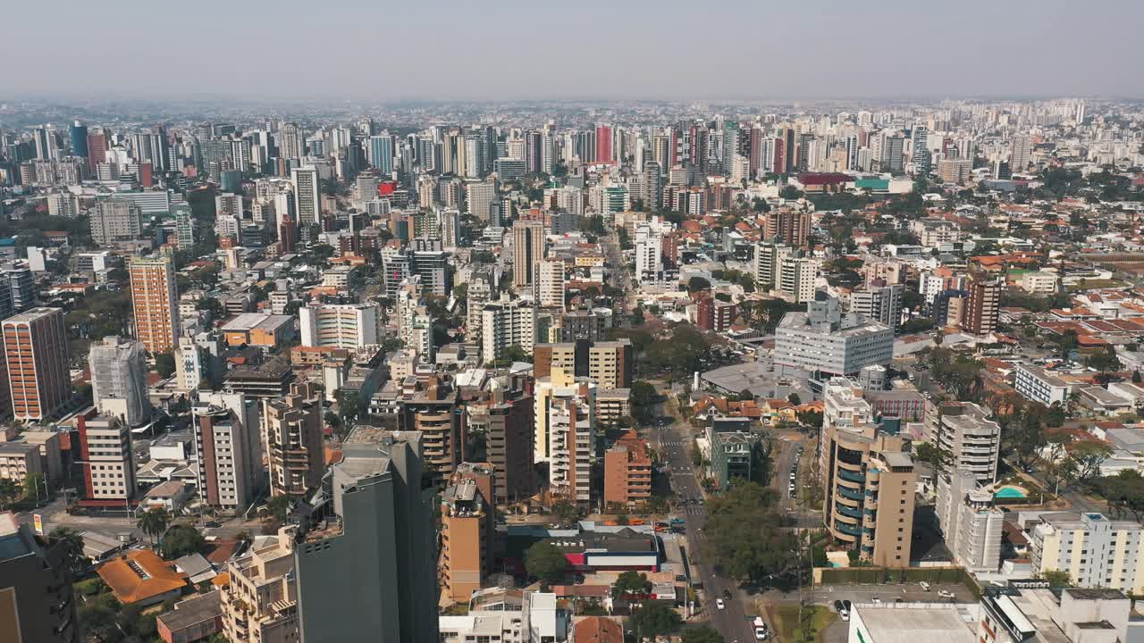 vista aérea del horizonte de la ciudad de curitiba, capital de paraná, brasil