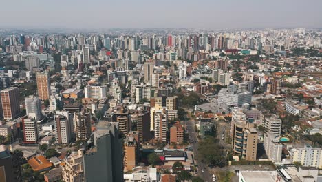 Vista-Aérea-Del-Horizonte-De-La-Ciudad-De-Curitiba,-Capital-De-Paraná,-Brasil