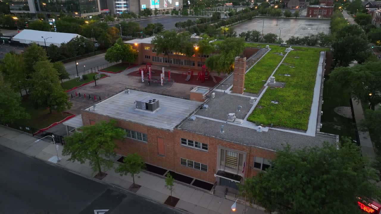 escuela del centro de la ciudad al anochecer
