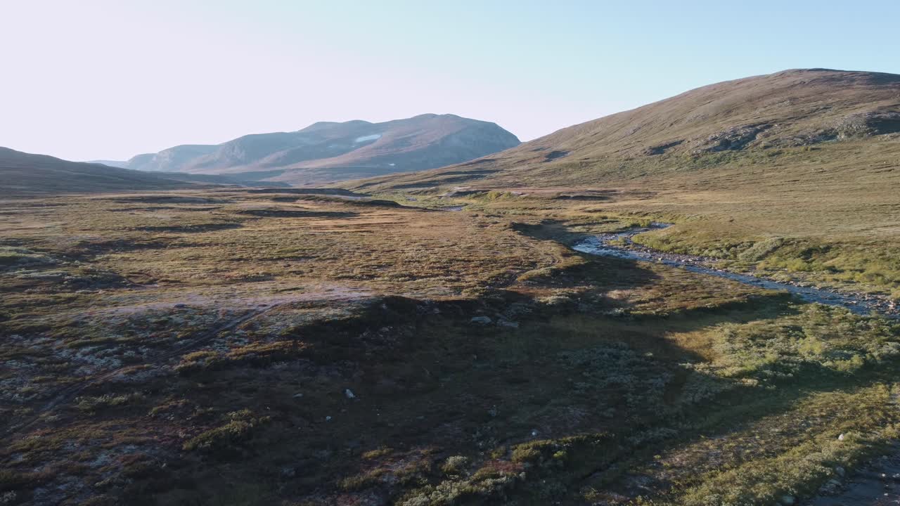 Riprese con drone della tundra norvegese con colori autunnali, settembre.