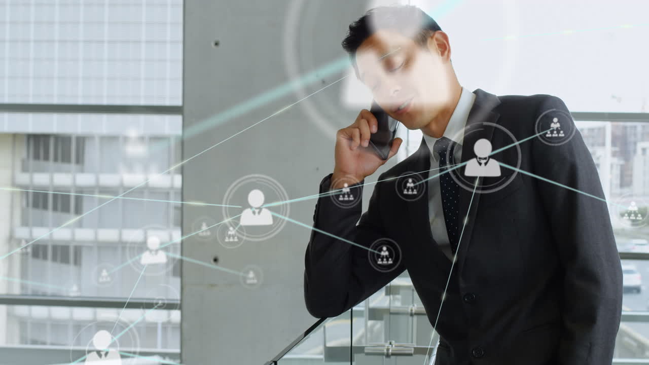 스마트 폰을 사용하는 두 인종의 사업가에 대한 연결 네트워크의 애니메이션