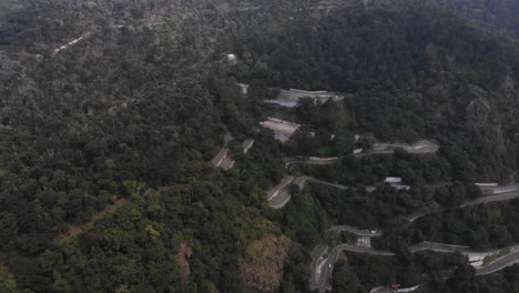 Haarnadelkurven,-Die-Mit-üppigen-Grünen-Bäumen-Bedeckt-Sind,-Haben-Ein-Eigenes-Ökosystem-Auf-Dem-Berg-In-Indien