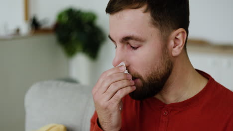 hombre enfermo usando pañuelo de papel