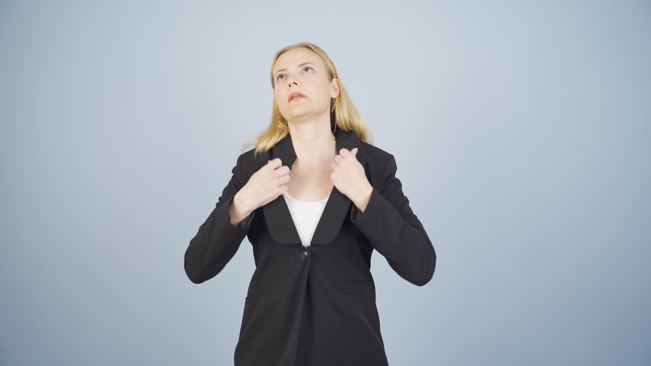 스트레스를 받은 사업가 여성이  ⁇ 타이를 느슨하게 합니다.