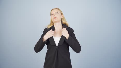 una mujer de negocios estresada afloja su corbata.