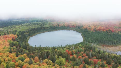 Luftbild-Lake-Oberg-In-Minnesota-An-Einem-Bewölkten-Tag-Im-Herbst