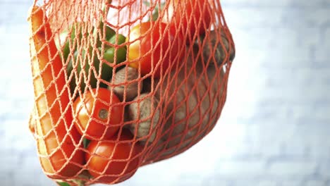 verduras en una bolsa de malla naranja