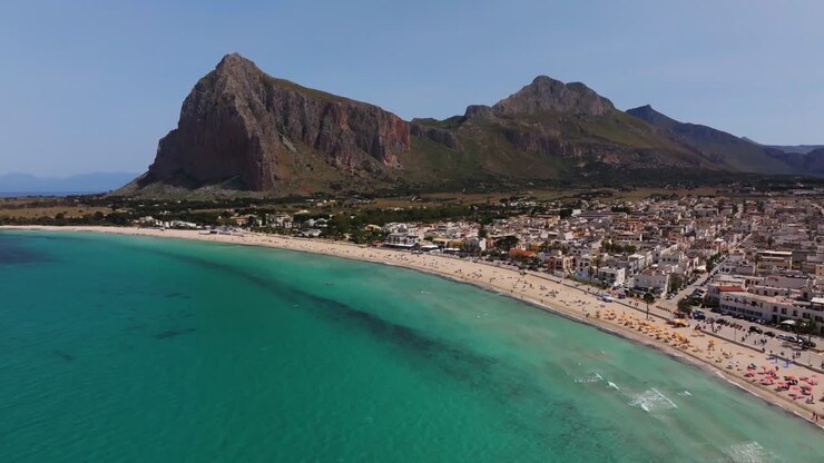 Spiaggia di San Vito Lo Capo e Monte Monaco sullo sfondo, ripresa aerea in discesa con drone