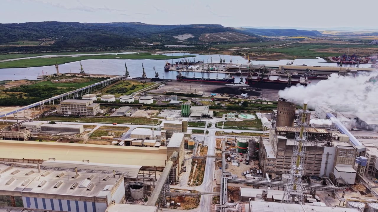Complejo industrial con fábricas y una vía fluvial de día