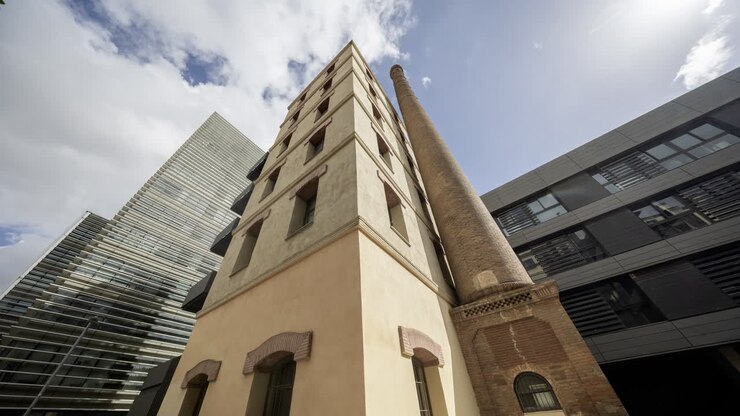 Vecchia ciminiera di fabbrica e condomini a Barcellona