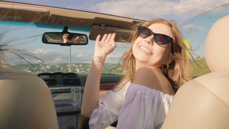 mujer feliz disfrutando de un viaje por carretera en un descapotable