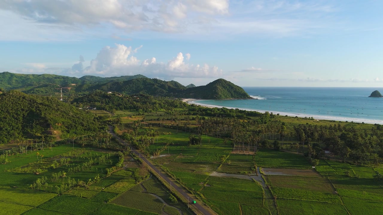 Cảnh quay flycam bờ biển nhiệt đới gần Bãi biển Selong Belanak ở Lombok, Indonesia. Lý tưởng cho Du lịch, Lữ hành, Phong cảnh từ trên không, Phong cảnh nhiệt đới, Cảnh quan ven biển, Kỳ nghỉ nhiệt đới.