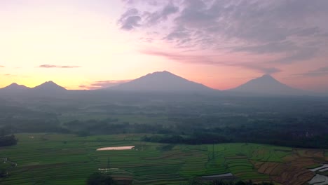 Vista-Rural-Del-Amanecer-Con-Cuatro-Volcanes