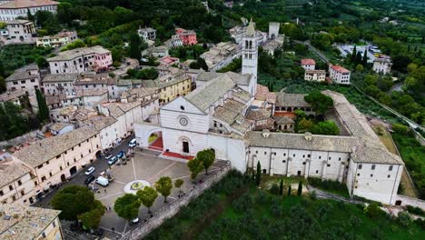 Vista-Aérea-De-La-Fachada-De-La-Iglesia-Principal-De-Asís,-Umbría,-Italia