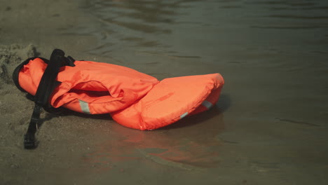 An-Land-Gespülte-Schwimmweste-Eines-Kindes-–-Gehört-Einem-Der-Geschmuggelten-Einwanderer-Aus-Afrika,-Die-Im-Meer-Ertrunken-Sind-–-Nahaufnahme