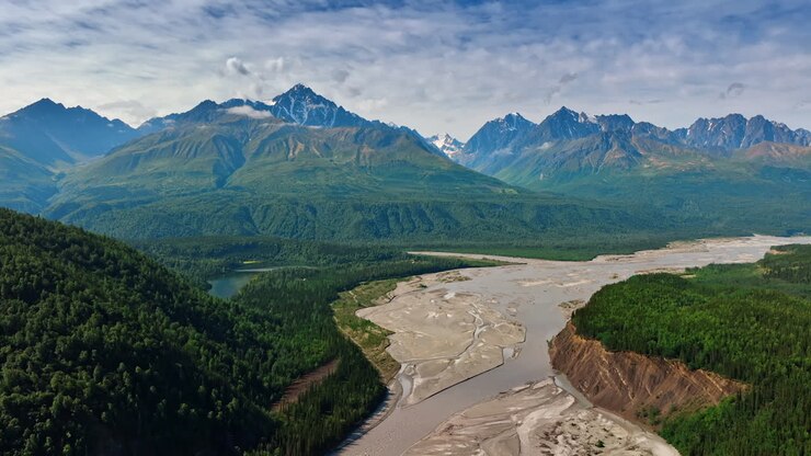 Fiume prosciugato che scorre tra le magnifiche montagne. Spettacolare paesaggio roccioso dell'Alaska, USA, visto da un drone