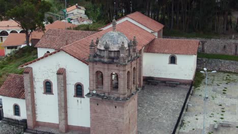 Iglesia-Católica-De-San-Cristóbal-En-La-Plaza-Principal-De-Cusco,-Perú,-América-Del-Sur