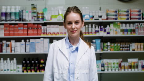 mujer rubia en una farmacia