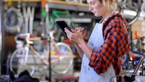 Frau-Nutzt-Digitales-Tablet-In-Der-Werkstatt-4k