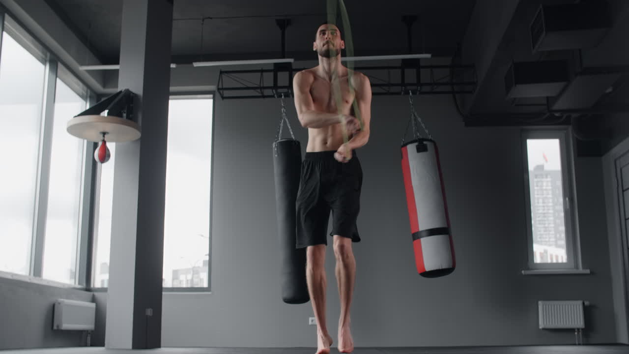 권투 체육관 에서 로프 를 뛰어넘는 남자