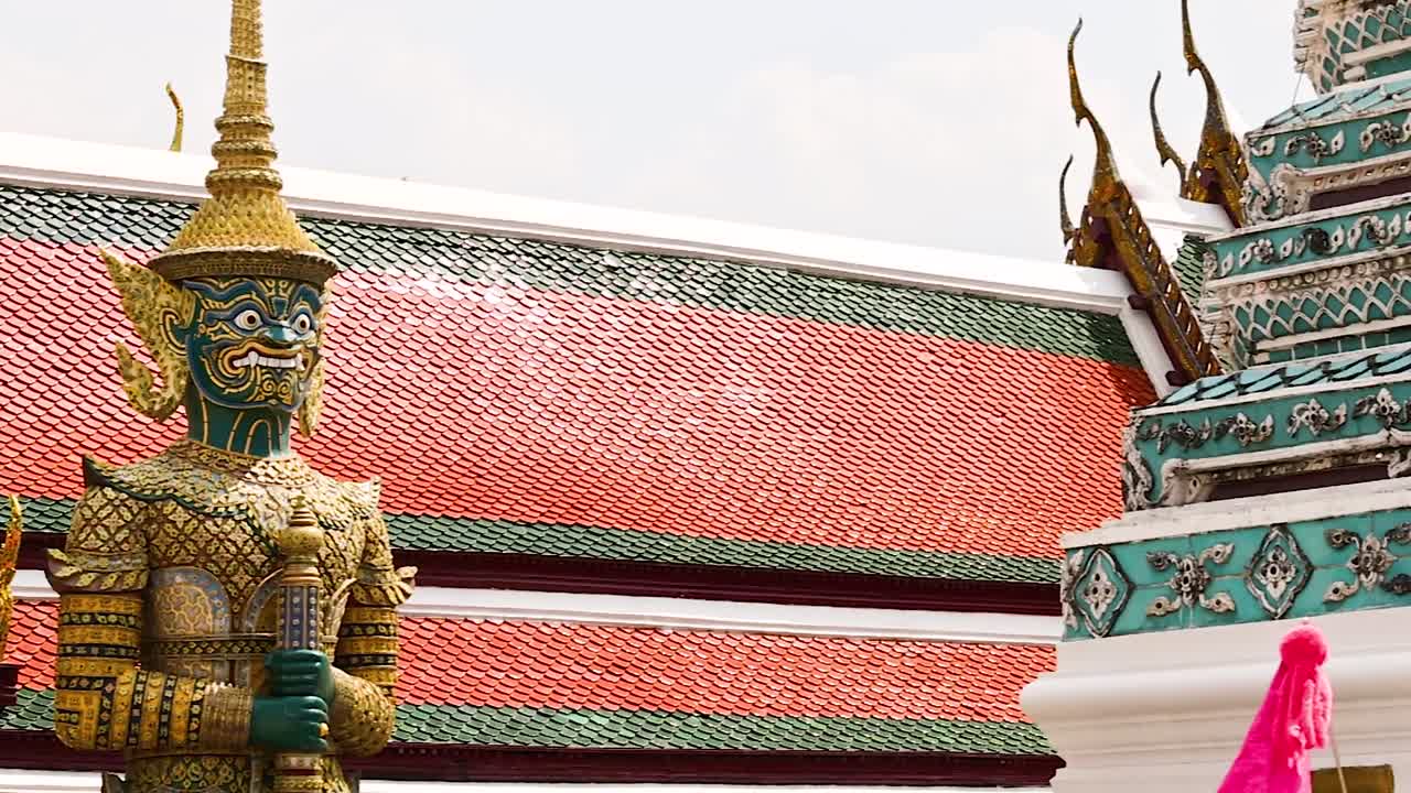 복잡한 세부 사항과 동상으로 된 사원 건축