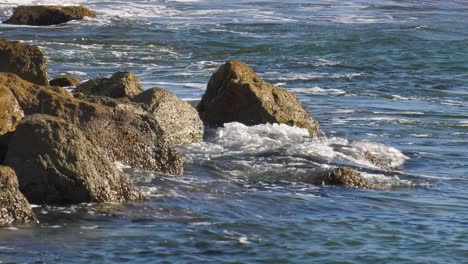 Olas-Del-Océano-Azul-Rompiendo-En-Las-Rocas,-Cámara-Lenta,-España