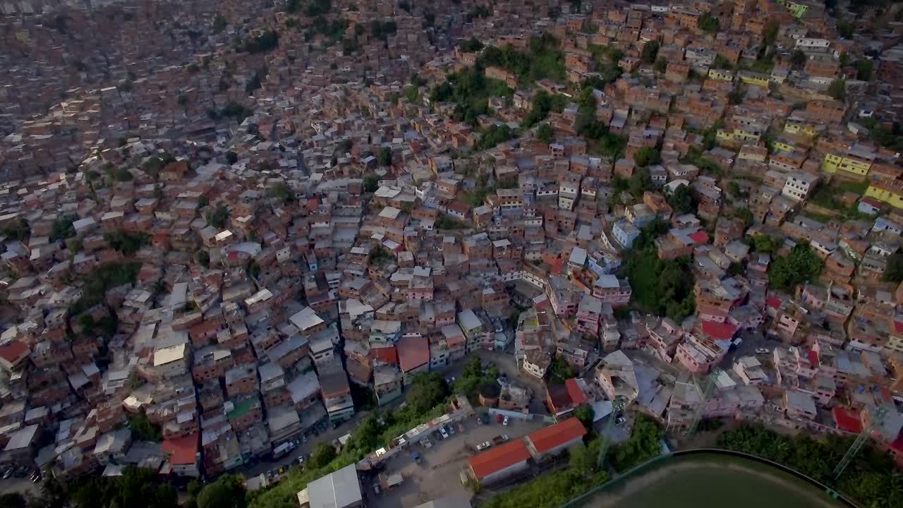 vista superior de la barriada de petare, en caracas, venezuela