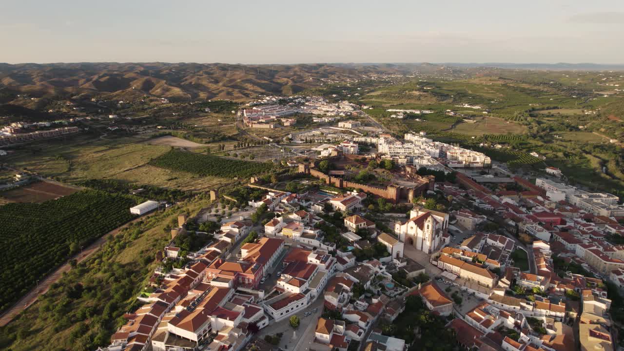 Vista aérea tranquila sobre a cidade velha de Silves e seu castelo