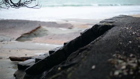 新西兰东海岸海<unk>上的火山岩中建造的小楼梯