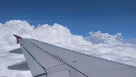 las nubes esponjosas y hermosas visibles desde un vuelo sobre la ciudad india de leh
