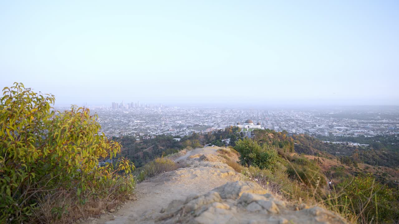 vista panorámica del paisaje urbano de los ángeles y el observatorio griffith